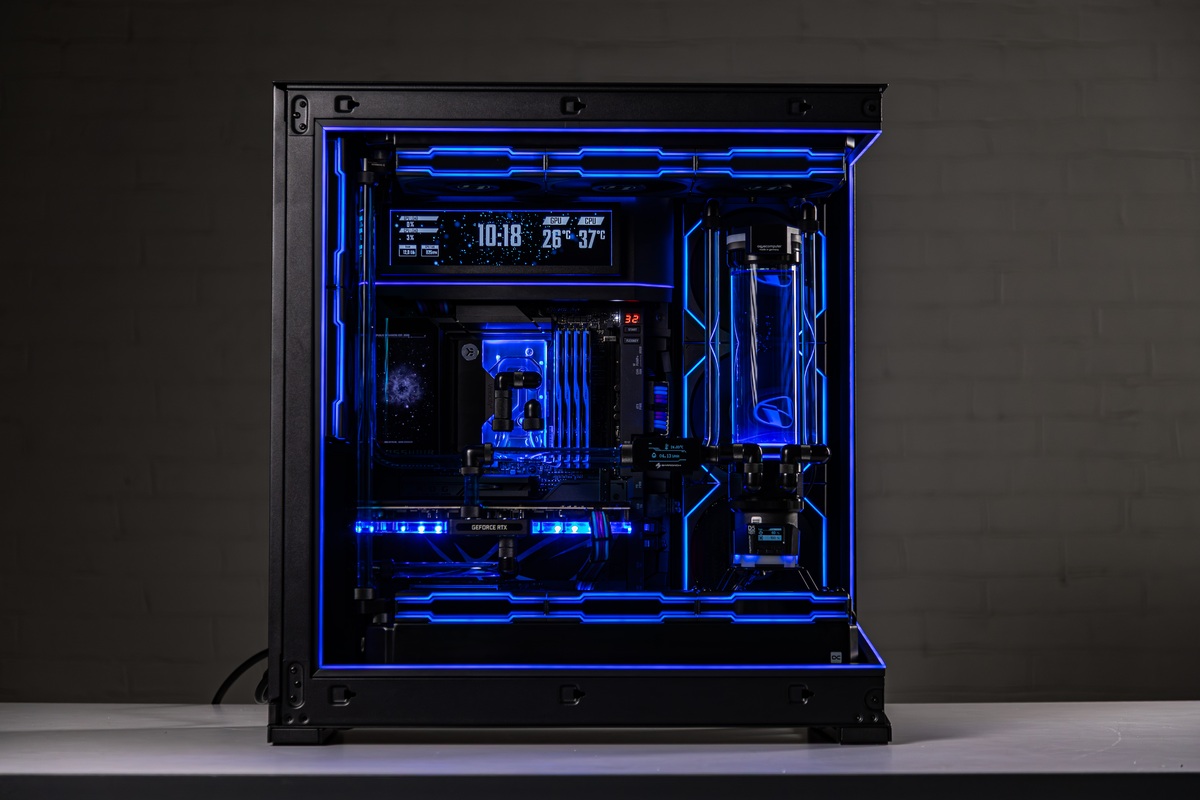 Phanteks NV9 — panoramic view of the rigid acrylic tubing loop