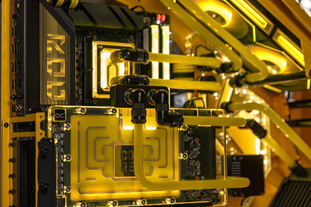RTX 5080 water block and the yellow HYPERPC CYBER cooling loop