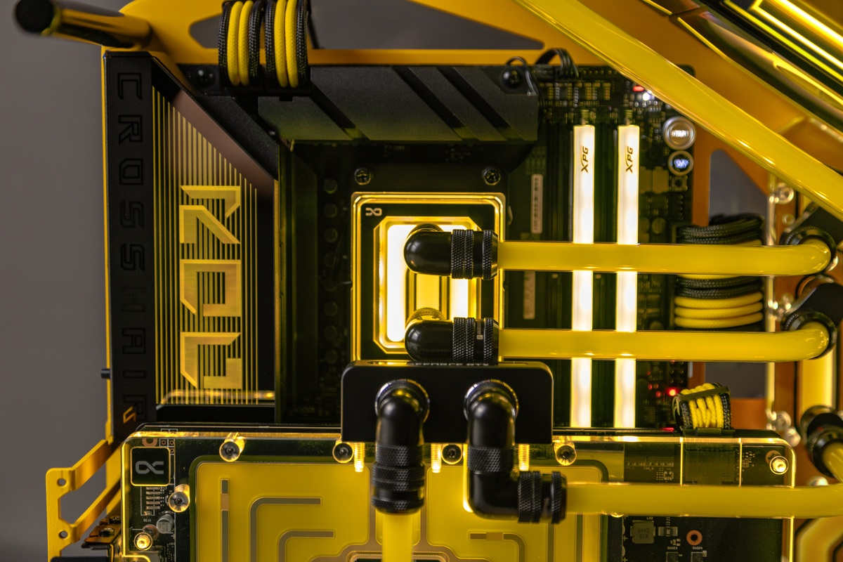 Interior layout of HYPERPC CYBER with EK-CryoFuel Yellow
