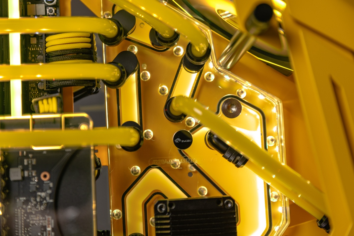 Acrylic tubing and the distributor of the custom liquid-cooling loop