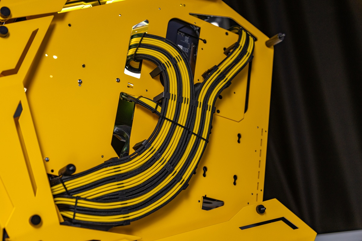 Cable management and the yellow paintwork of the JONSBO MOD3 case