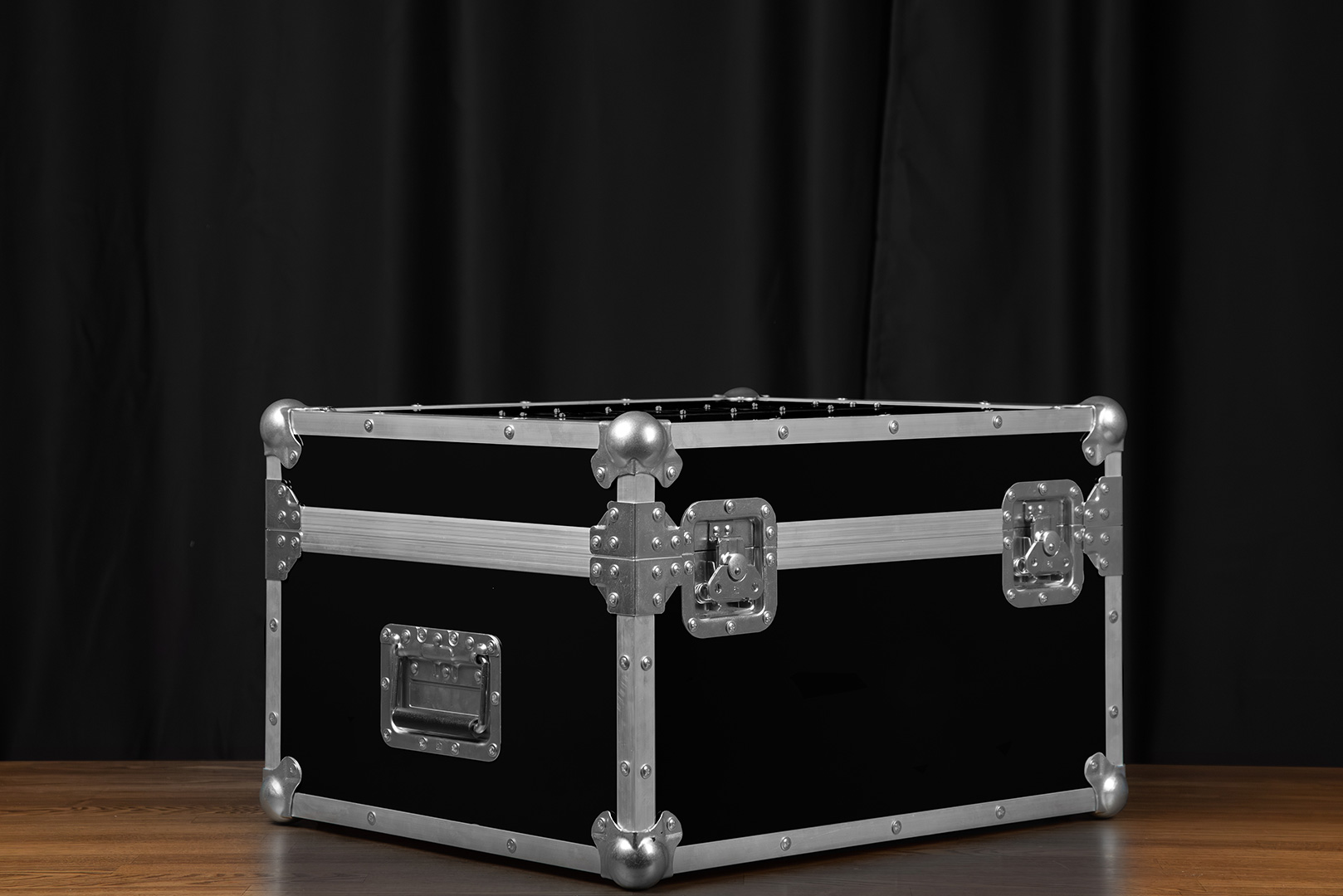 كمبيوتر ألعاب في شكل حقيبة HYPERPC CASE