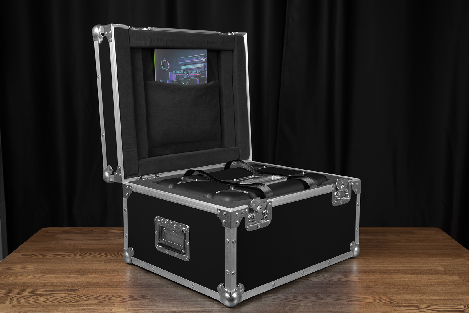 كمبيوتر ألعاب في شكل حقيبة HYPERPC CASE