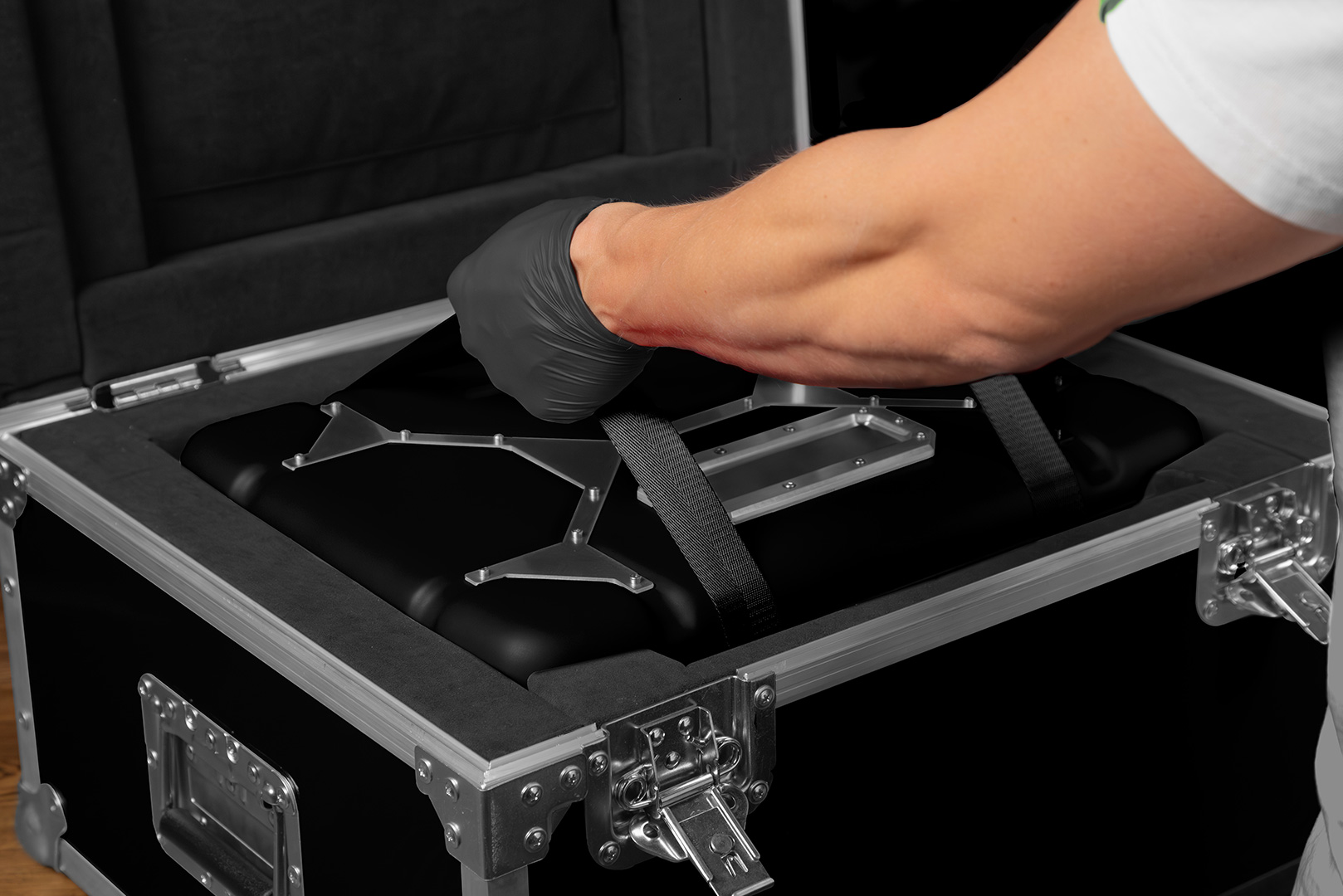 كمبيوتر ألعاب في شكل حقيبة HYPERPC CASE