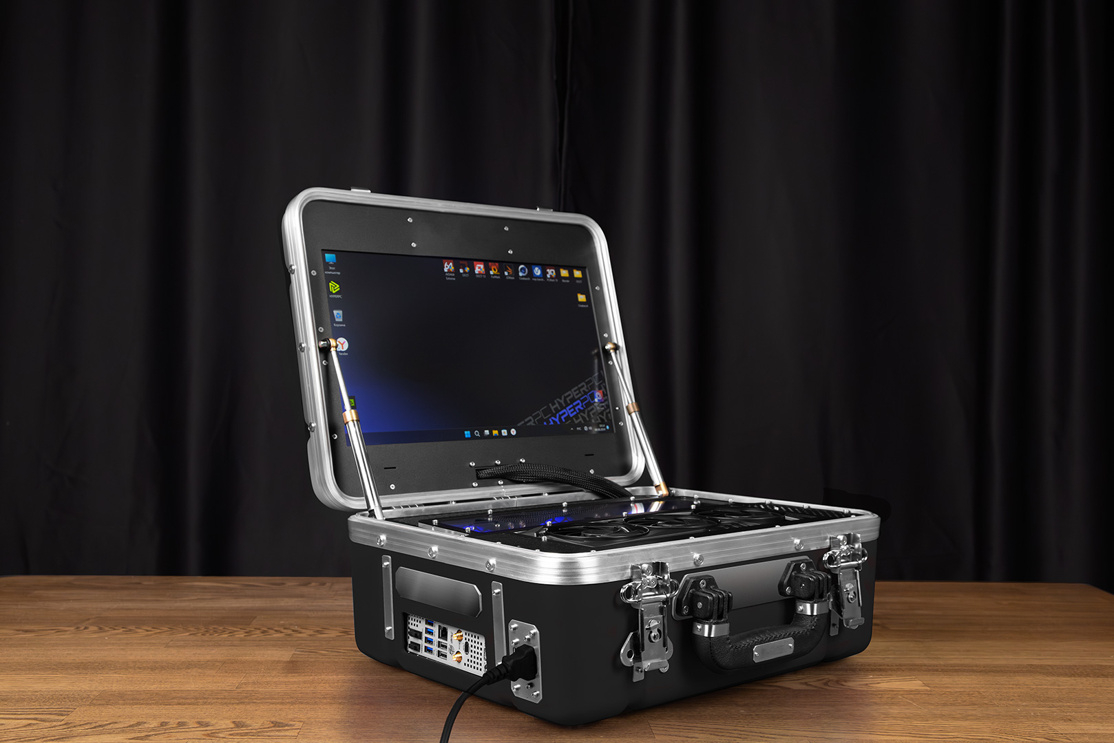 كمبيوتر ألعاب في شكل حقيبة HYPERPC CASE