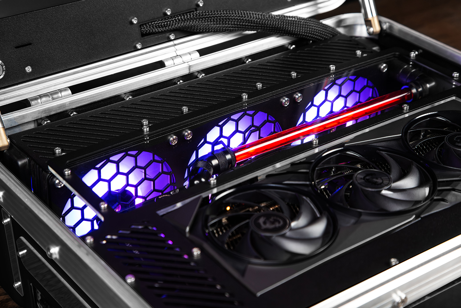 كمبيوتر ألعاب في شكل حقيبة HYPERPC CASE