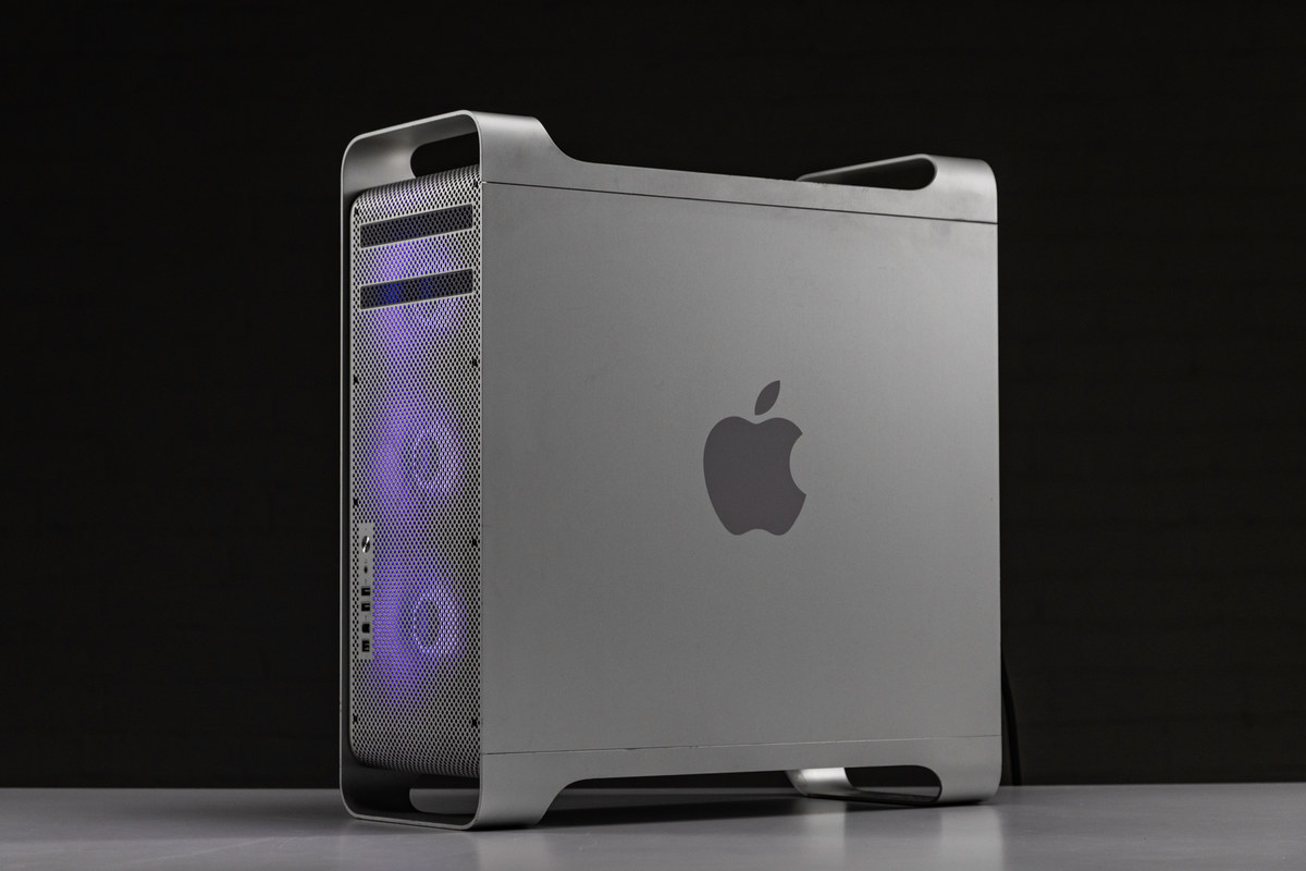 A Legend Reborn: A Powerful Windows Workstation in a Retro Apple Mac Pro Case for Gaming and Eye Control