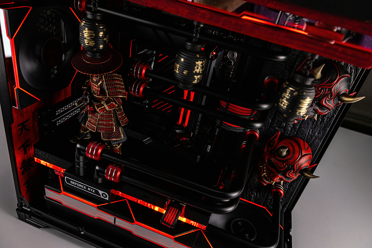 HYPERPC Samurai — case interior with red-and-black airbrushing and custom liquid cooling