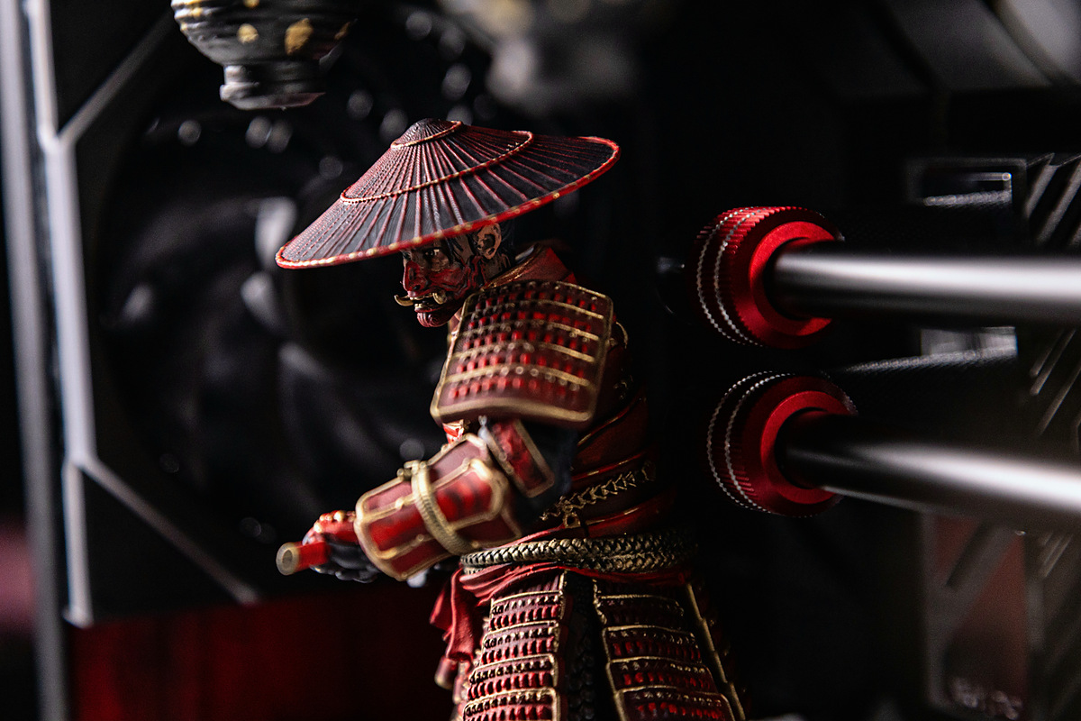 HYPERPC Samurai — armored samurai figure above the graphics card