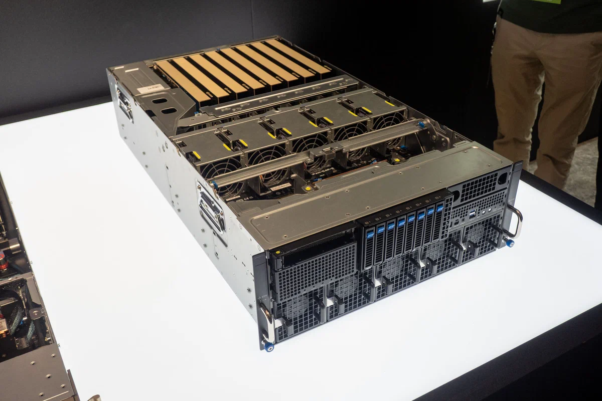 خادم مزوّد بثماني بطاقات RTX PRO 6000 Blackwell Server Edition