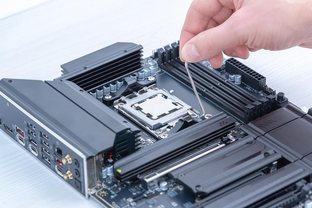 Locking the CPU in the socket before mounting the cooler