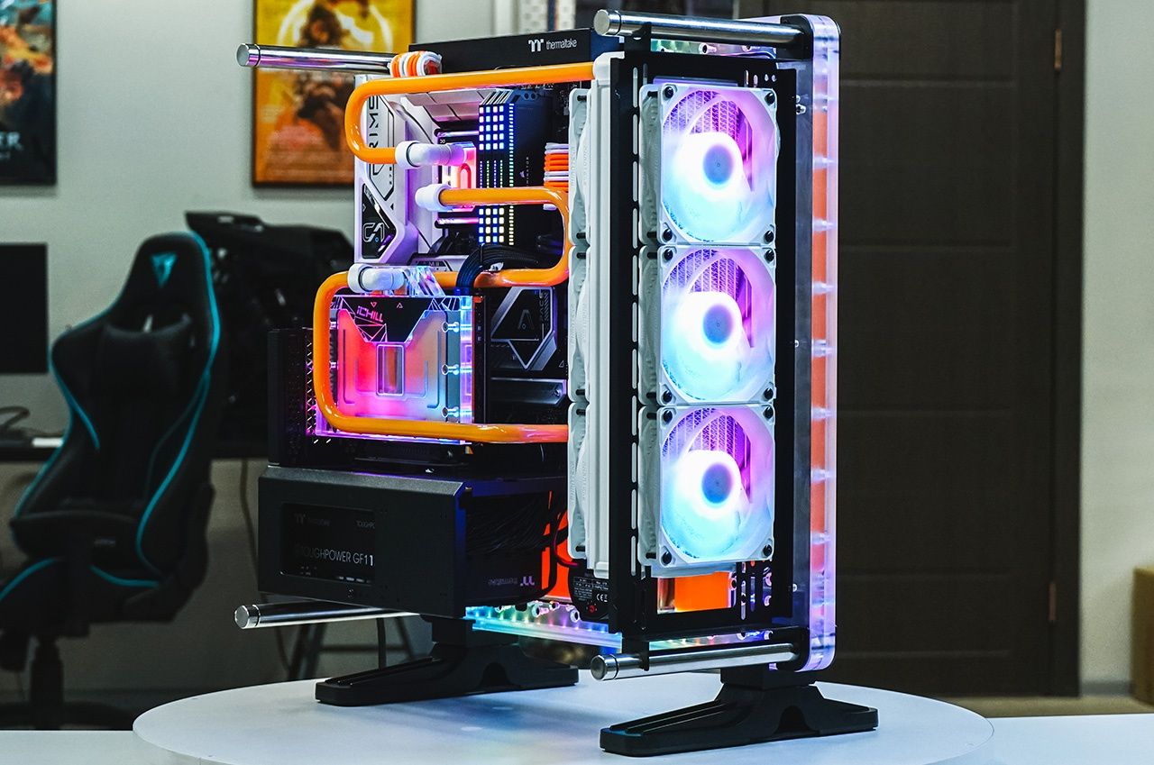 Case with a distribution plate for a custom liquid-cooling loop