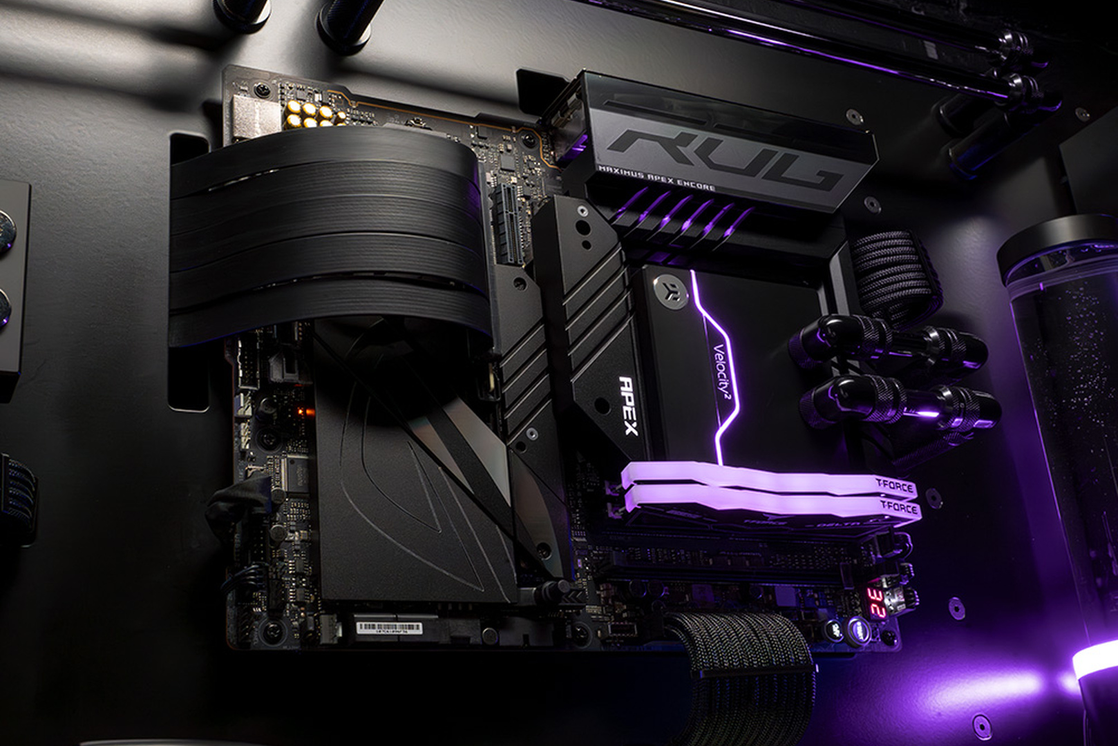Memory modules and the motherboard in a HYPERPC WALL gaming build